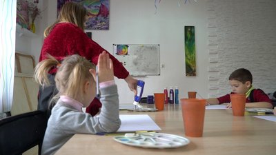 Херсонка відкрила школу малювання, яку відвідують діти від 3-4 років Херсонка відкрила школу малювання, яку відвідують діти від 3-4 років