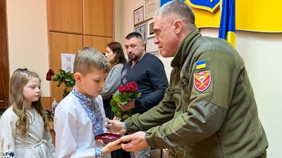 У Житомирі рідним загиблих за Україну воїнів передали державні нагороди У Житомирі рідним загиблих за Україну воїнів передали державні нагороди