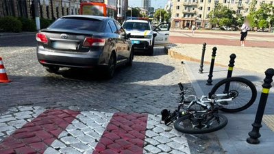 У Кропивницькому легковик зіштовхнувся з велосипедом