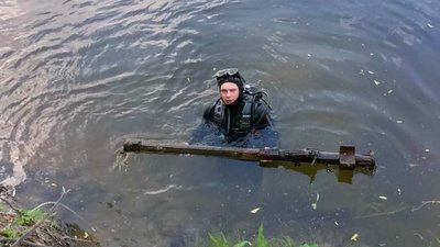 На Сумщині водолази витягли з річки переносний зенітно-ракетний комплекс "Ігла"