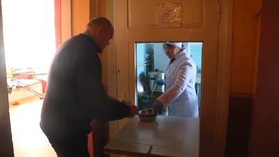 Один раз на день переселенців годують безплатно. Один раз на день переселенців годують безплатно.