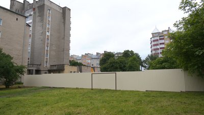 На одній із вулиць Франківська зводять офісну будівлю. Мешканці сусідніх будинків – проти