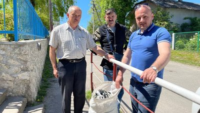 Школярі з Тернопільщини передали волонтерам маскувальні сітки Школярі з Тернопільщини передали волонтерам маскувальні сітки