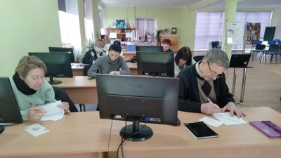 Не боятися комп'ютера: літніх житомирян та переселенців навчають основам комп'ютерної грамотності Не боятися комп'ютера: літніх житомирян та переселенців навчають основам комп'ютерної грамотності
