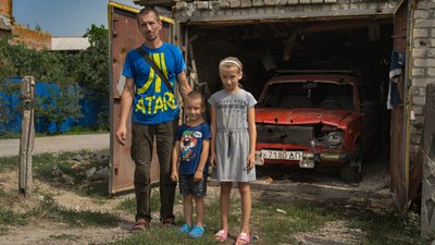 Навпомацки витягнув трирічного сина з-під обстрілу. Розповідь жителя Марганця, у гараж якого влучив снаряд армії РФ