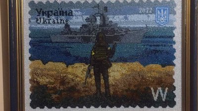 Тернополянка вишила бісером картину із зображенням української марки