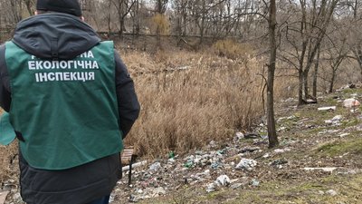 У Запоріжжі виявили стихійне сміттєзвалище побутових відходів вздовж річки Мокра Московка