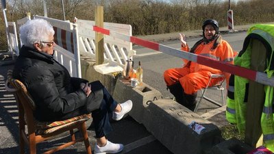 Кохання на каратині. Пенсіонери щодня влаштовують побачення біля закритого кордону