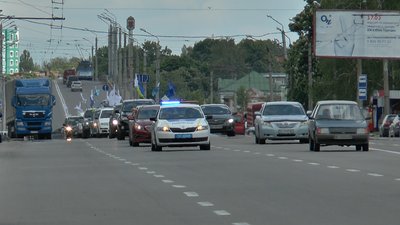 Колона автопробігу на одній із вулиць Полтави Колона автопробігу на одній із вулиць Полтави