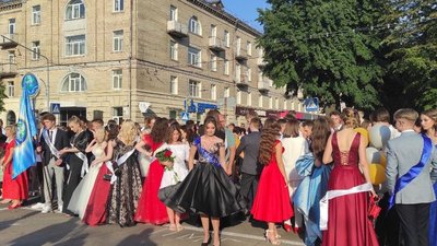 У Черкасах відбулася урочиста хода випускників
