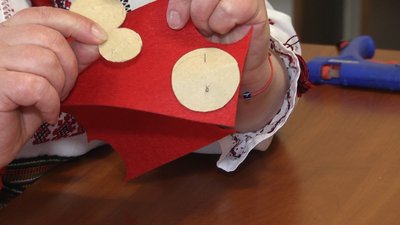 У Житомирі провели майстер-клас із виготовлення квітки маку – символу Дня пам'яті та примирення У Житомирі провели майстер-клас із виготовлення квітки маку – символу Дня пам'яті та примирення