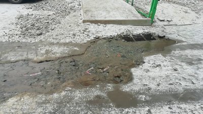 У Житомирі на Крошні по проїзній частині пів дня тече вода У Житомирі на Крошні по проїзній частині пів дня тече вода