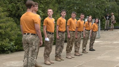 Представлення однієї з команд на патріотичних змаганнях "Джура" на Буковині Представлення однієї з команд на патріотичних змаганнях "Джура" на Буковині
