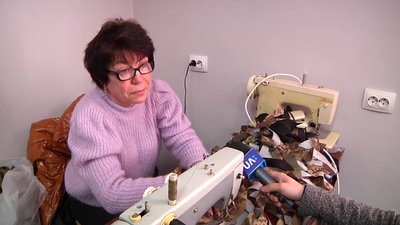 У Житомирі волонтери власноруч виготовляють маскувальні сітки У Житомирі волонтери власноруч виготовляють маскувальні сітки