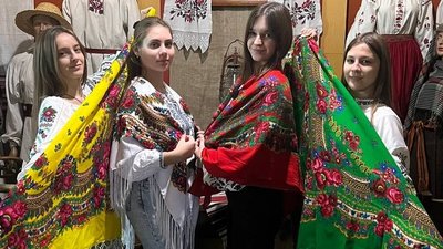 У музеї на Волині відбувся майстер-клас з зав'язування української хустки У музеї на Волині відбувся майстер-клас з зав'язування української хустки