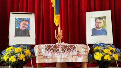 Портрети братів Хілінських з квітами на посмертному нагородженні державними нагородами