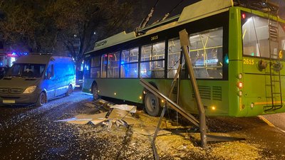 тролейбус, аерокосмічний, дтп, 17 листопада 2025