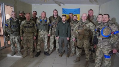 Володимир Зеленський із військовослужбовцями бригади Володимир Зеленський із військовослужбовцями бригади