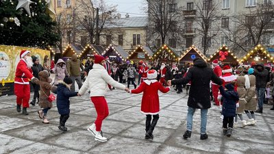 Флешмоб Сант та його помічників. У Чернівцях відбулась благодійна акція