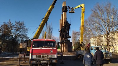 Декомунізація у Миколаєві: барельєф Леніна демонтують з пам'ятника