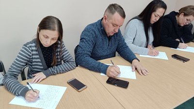 На Хмельниччині долучилися до написання Радіодиктанту національної єдності-2023, 27 жовтня 2023. Фото: Наталія Сідова/Суспільне Хмельницький На Хмельниччині долучилися до написання Радіодиктанту національної єдності-2023, 27 жовтня 2023. Фото: Наталія Сідова/Суспільне Хмельницький
