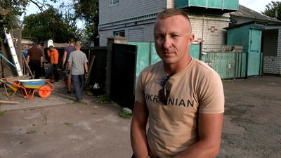 У Чернігові волонтери допомагають жителям Бобровиці відновлювати зруйновані будинки