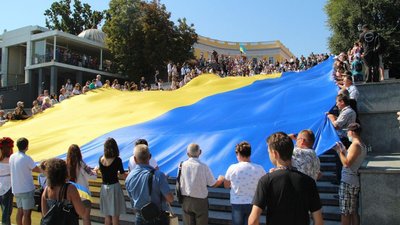 29 років незалежності: в Одесі Потьомкінськими сходами підняли 29-метровий стяг України 29 років незалежності: в Одесі Потьомкінськими сходами підняли 29-метровий стяг України