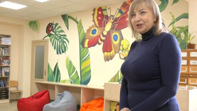 Тропіки і комахи: на Черкащині художник розмалював стіни шкільної бібліотеки Тропіки і комахи: на Черкащині художник розмалював стіни шкільної бібліотеки