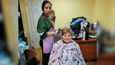 Переселенцям зробили нові стрижки