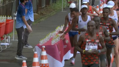 На Олімпіаді-2020 французький марафонець перекинув пляшки з водою: фото