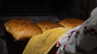 Хліб купують усім селом: родина на Волині готує випічку, а гроші передає на сітки для ЗСУ Хліб купують усім селом: родина на Волині готує випічку, а гроші передає на сітки для ЗСУ