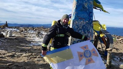 Рятувальник з Волині у повному спорядженні підкорив Говерлу Рятувальник з Волині у повному спорядженні підкорив Говерлу