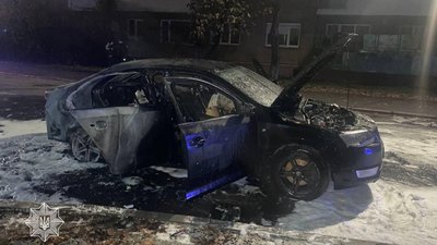 В Ужгороді за підпал автівки патрульні поліцейські затримали чоловіка
