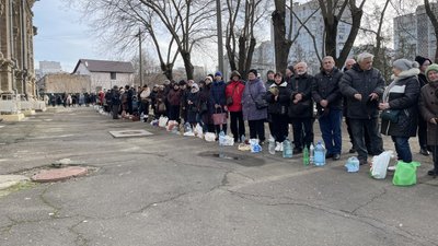 Жителі Миколаєва прийшли освятити воду. Жителі Миколаєва прийшли освятити воду.