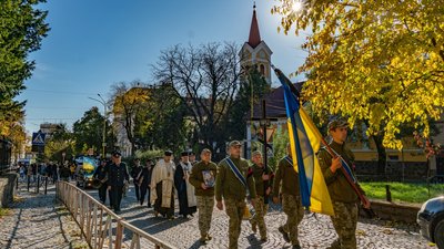 В Ужгороді попрощалися із полеглим захисником Андрієм Авраменком В Ужгороді попрощалися із полеглим захисником Андрієм Авраменком