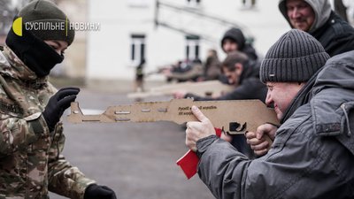 "Хочеш миру - берися до зброї!" На Прикарпатті готуються до оборони "Хочеш миру - берися до зброї!" На Прикарпатті готуються до оборони