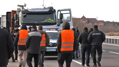Акція протесту на "Ягодині": за день українські перевізники зупинили ? польських вантажівок Акція протесту на "Ягодині": за день українські перевізники зупинили ? польських вантажівок