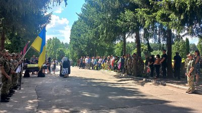 У Сумах поховали старшого солдата Сергія Велієва, який загинув на війні У Сумах поховали старшого солдата Сергія Велієва, який загинув на війні