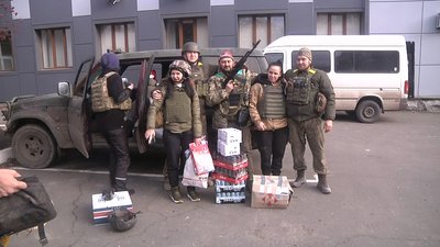 Гостинці військовим та місцевим: волонтери привезли новорічні подарунки до Бахмута