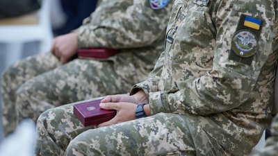 Президент вручив державні нагороди та чергові офіцерські звання Президент вручив державні нагороди та чергові офіцерські звання