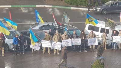 Розбите скло, двоє затриманих та травмований: як пройшла акція у Чорноморську Розбите скло, двоє затриманих та травмований: як пройшла акція у Чорноморську