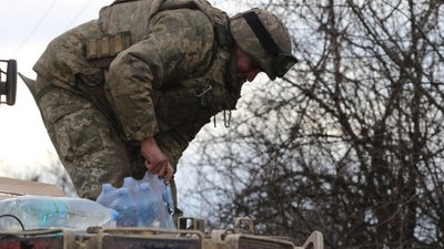 На Луганщині харчі військовим на передову підвозять на бронетехніці