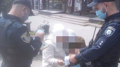 "Жебротою" назвали франківців дві жительки з Рахова, які просять милостиню у Франківську