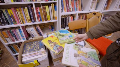 Волонтери передали кілька сотен книг розбомбленій бібліотеці у Чернігові Волонтери передали кілька сотен книг розбомбленій бібліотеці у Чернігові