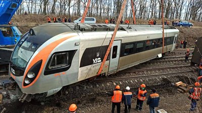 Аварія потягу Київ – Запоріжжя на Дніпропетровщині: усі вагони поставили на рейки