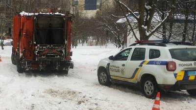 Їхав заднім ходом. У Львові сміттєвоз наїхав на чоловіка