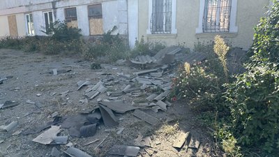"Було чутно свист, я сховалась під стіл, посипалось скло, а потім знову свист": херсонці розповіли про чергову атаку РФ "Було чутно свист, я сховалась під стіл, посипалось скло, а потім знову свист": херсонці розповіли про чергову атаку РФ