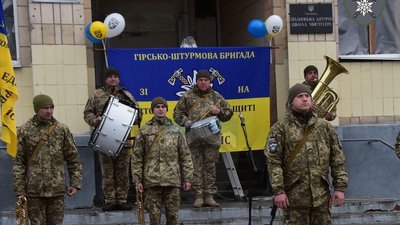 Оркестр 10 гірсько-штурмової бригади провів концерт у місті Малин Житомирщині Оркестр 10 гірсько-штурмової бригади провів концерт у місті Малин Житомирщині