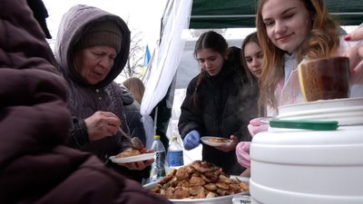 912 оладок менш ніж за годину: у Ріпках на Чернігівщини встановили рекорд України 912 оладок менш ніж за годину: у Ріпках на Чернігівщини встановили рекорд України