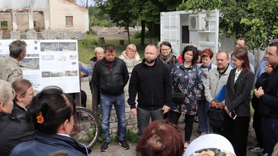 Ремонт будинків, реконструкція вулиць, будівництво музею: на Чернігівщині презентували концепцію відбудови села Ягідне Ремонт будинків, реконструкція вулиць, будівництво музею: на Чернігівщині презентували концепцію відбудови села Ягідне